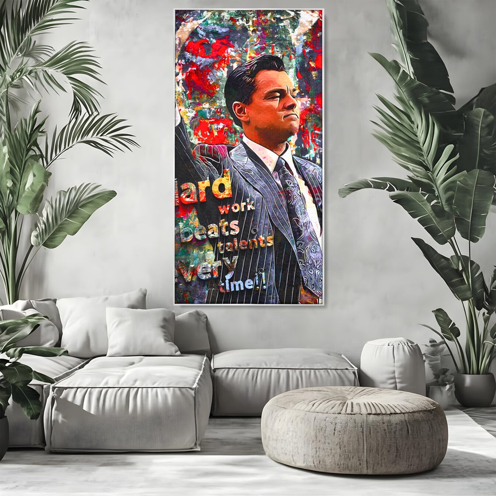 Tablou canvas cu tablou canvas cu leonardo dicaprio si mesaj motivational, in rama de aluminiu argintiu, pe perete intr-un living